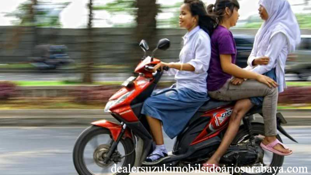 Kenali Habit yang Salah saat Naik Motor